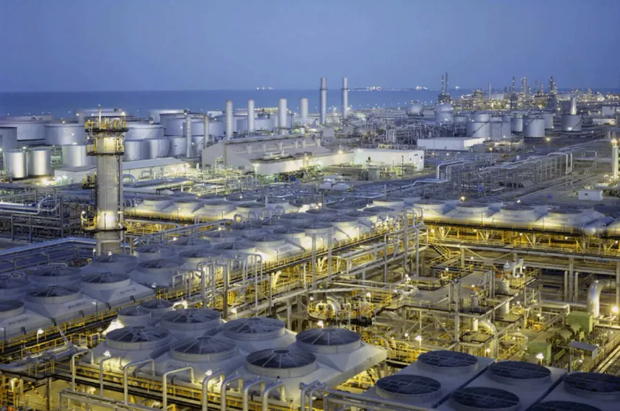 Large-scale Middle Eastern refinery complex