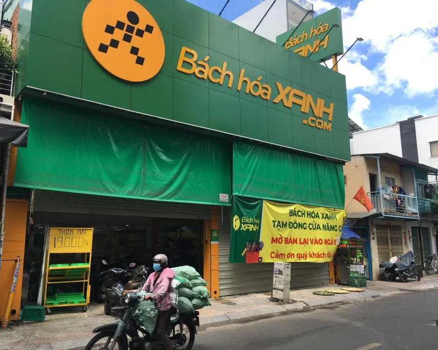 Bach Hoa Xanh stores during the 2022 closure phase — the mirror image of today's expansion wave