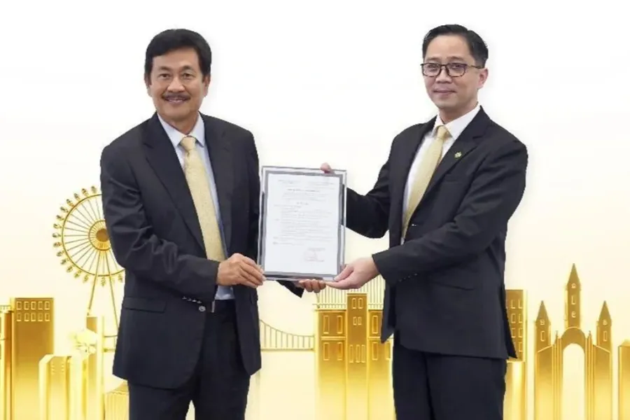 Mr. Bui Thanh Nhon (left) handing over the appointment document to Mr. Bui Cao Nhat Quan (right)