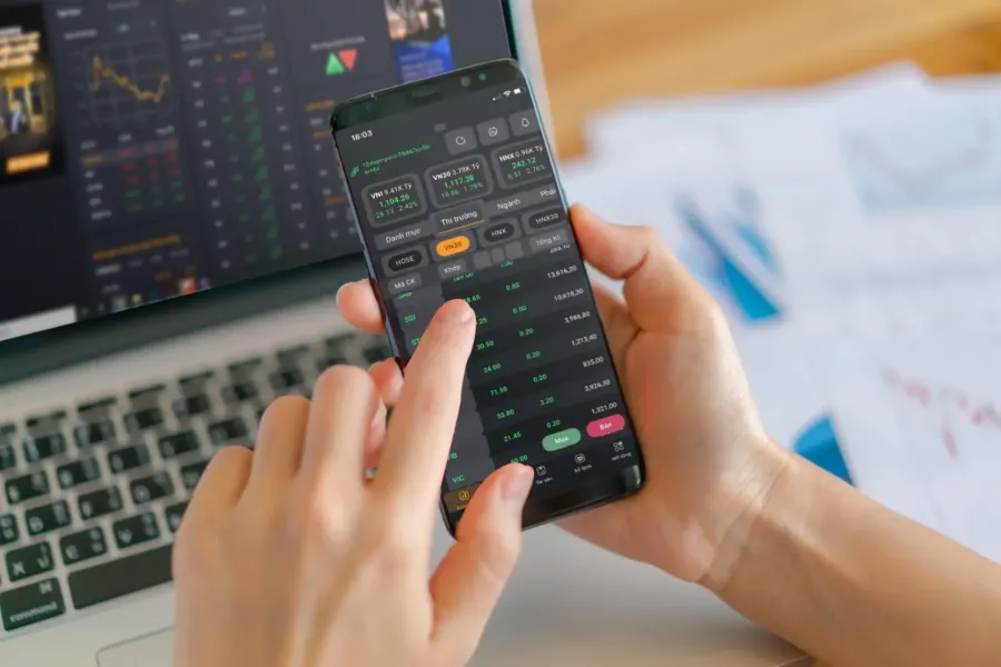 Vietnam retail investor tracking the market
