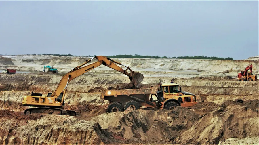 Excavators and trucks working at the Thach Khe site during the 2009-2011 construction period