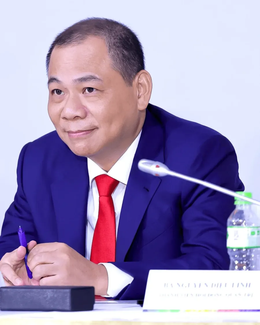 Pham Nhat Vuong at a corporate event