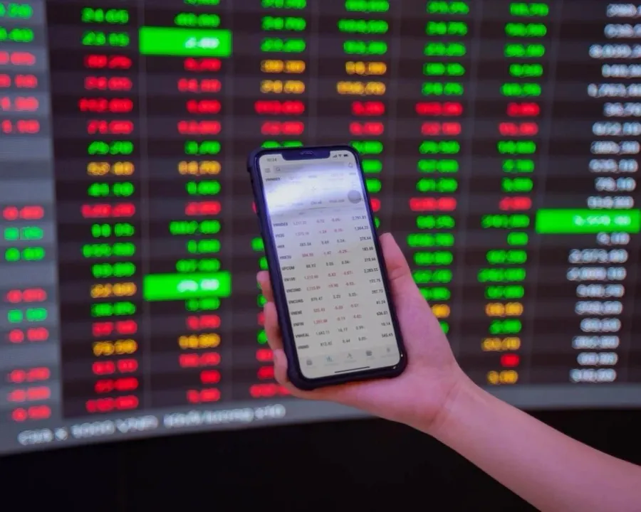 Vietnamese investors watching the board