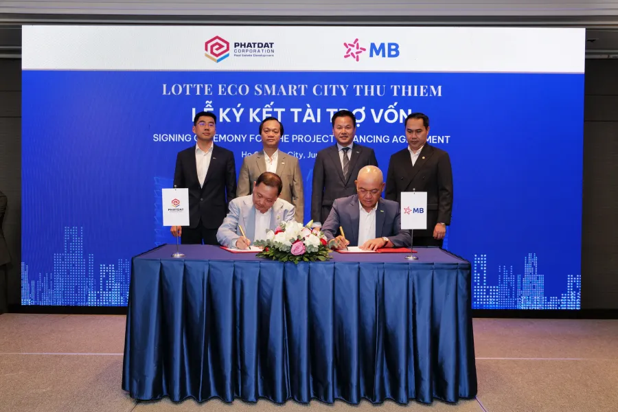 Signing ceremony for the financing agreement between Phat Dat and MB Bank