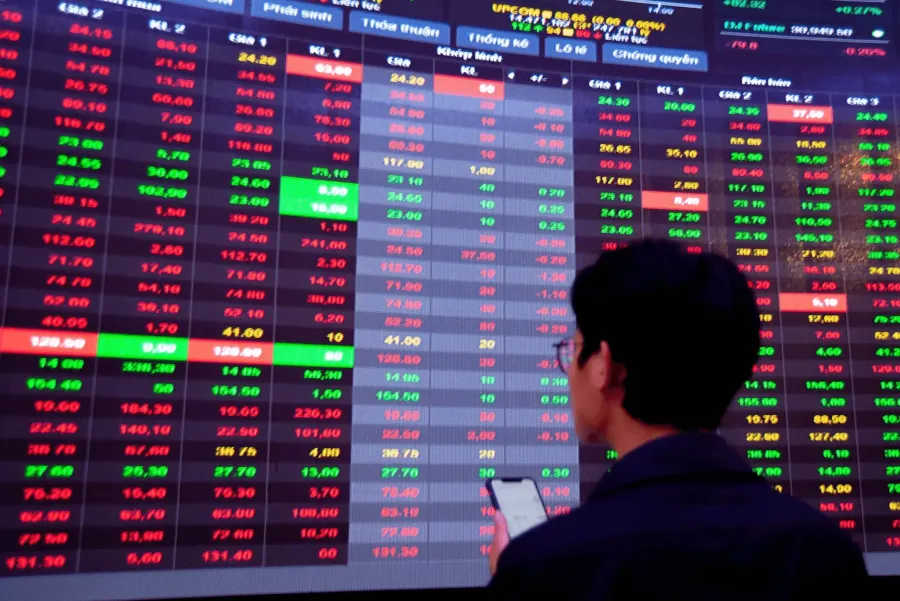 Investors watching a mixed trading board
