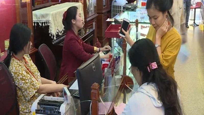 Payment handling at a gold counter