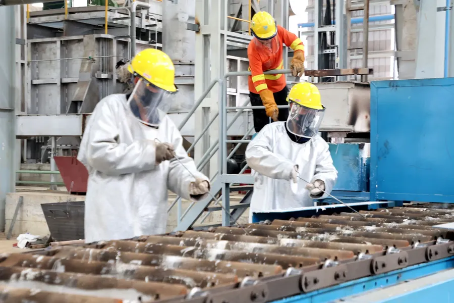 Workers operating the electrolysis line