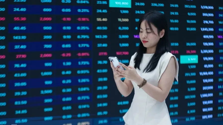 Investor watching a Vietnamese stock trading board