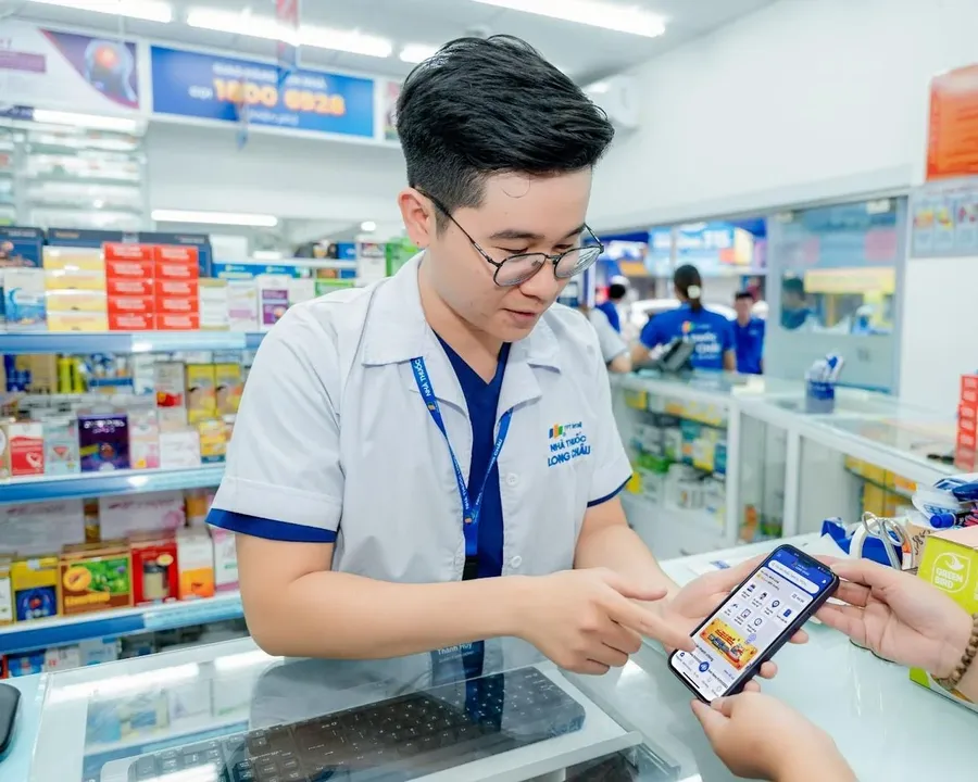 A pharmacist assisting a customer at Long Châu