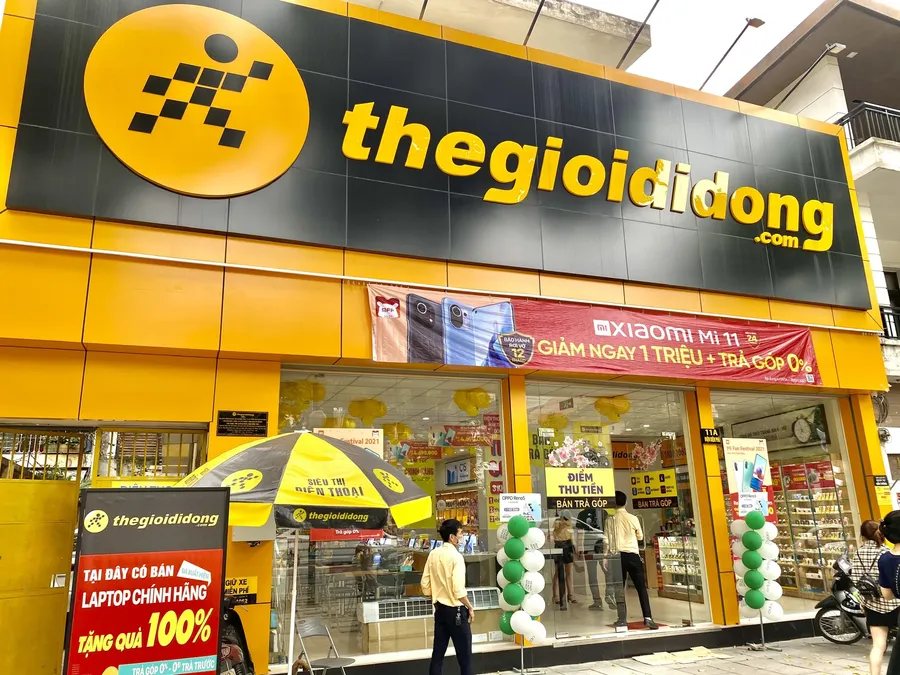 A Mobile World store, representing a large-cap share that reversed course