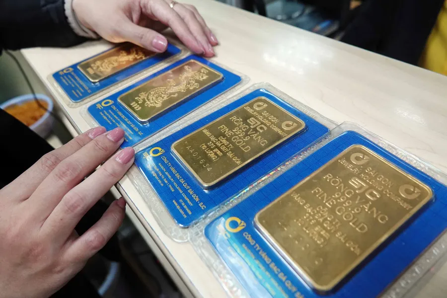 Customers inspecting gold bars at a sales point