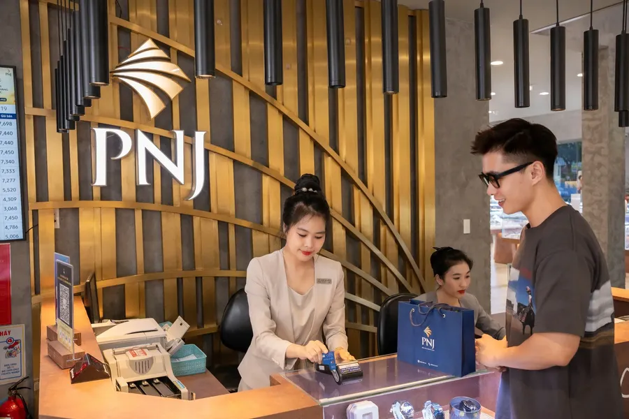 PNJ retail store illustrating divergent fund trading