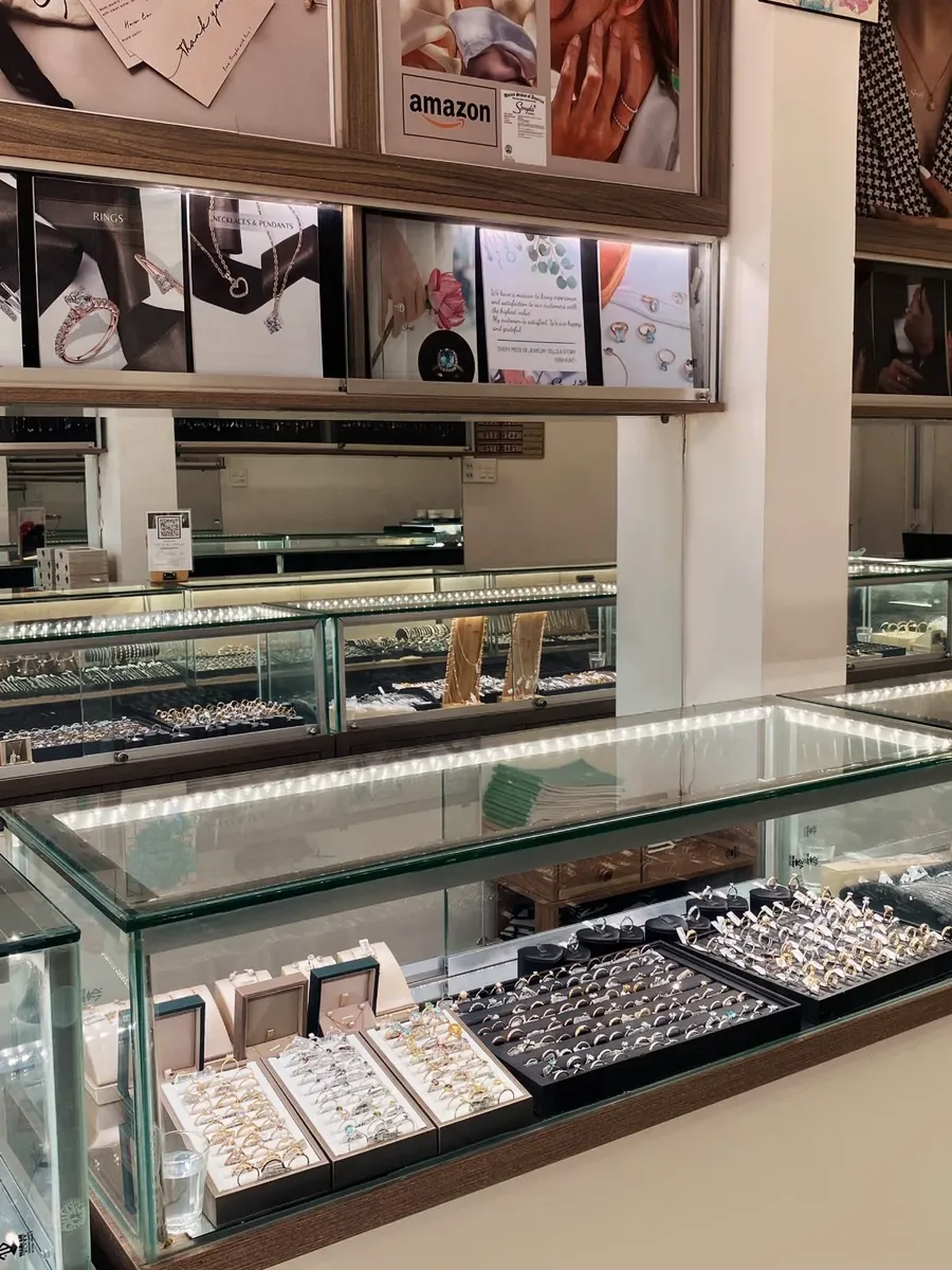 Jewellery inventory in a retail display