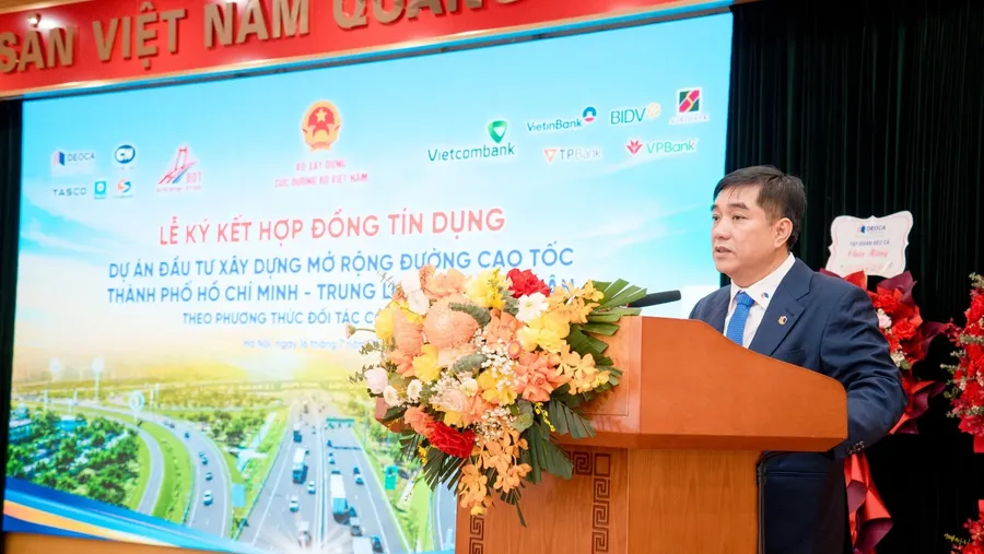 Credit-signing ceremony for the motorway project