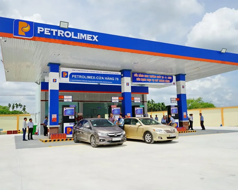 A Petrolimex fuel station, a distributor selling at a regulator-set base price