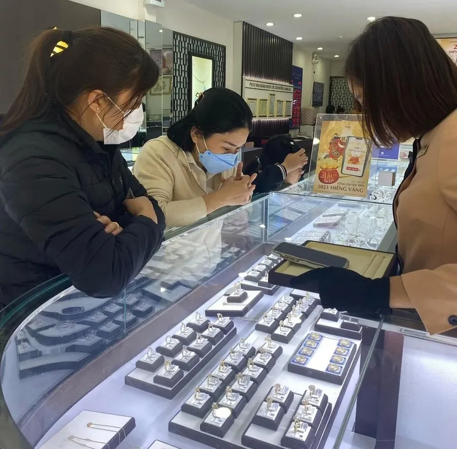 PNJ jewelry counter with customers browsing the display case