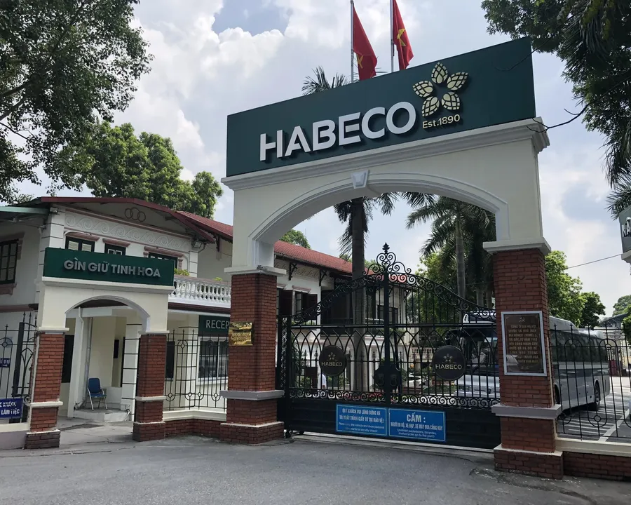 Bia Hà Nội cans on Habeco's packaging line