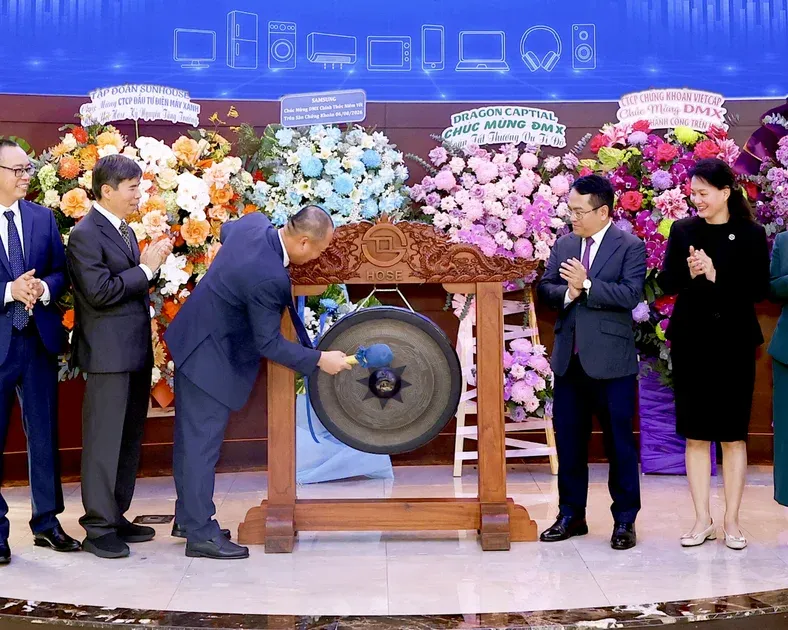 Bell ceremony for DMX's listing on HOSE