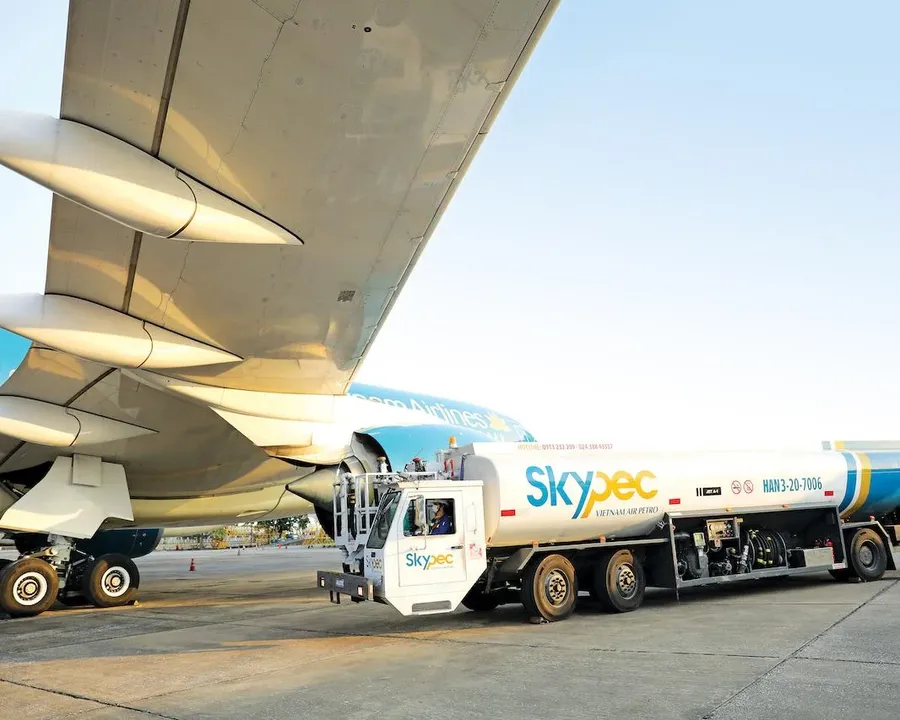 Vietnam Airlines aircraft being refueled