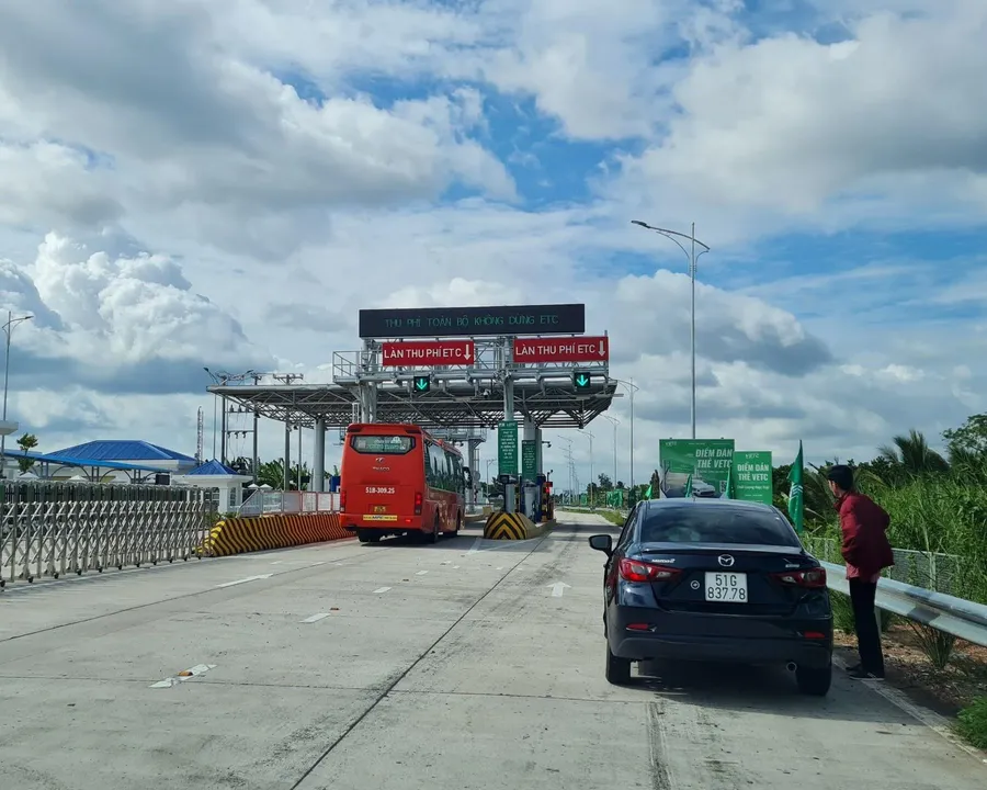 Automated toll station on an expressway with vehicles passing through ETC lanes