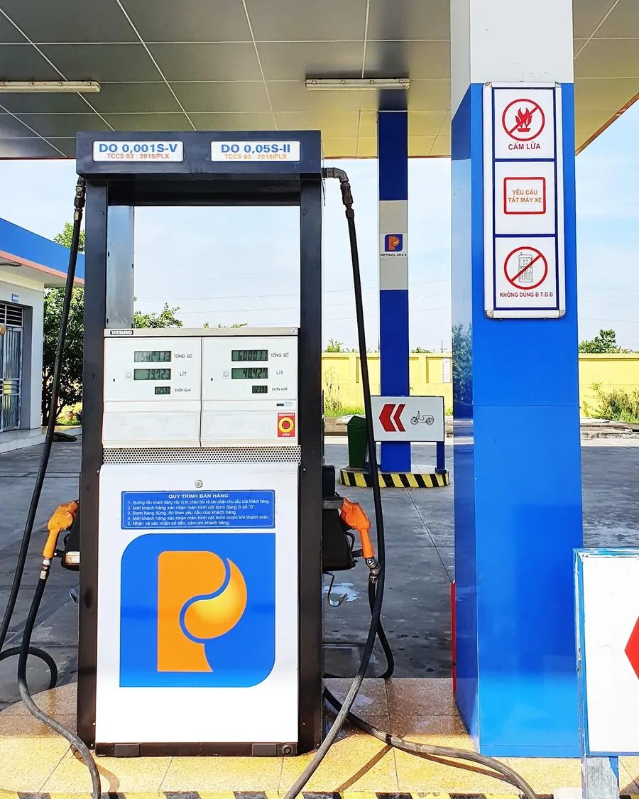 A Petrolimex fuel station with pumps displaying retail prices
