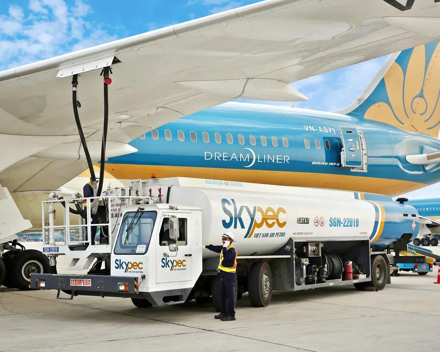 A Skypec fuel truck refuels a Vietnam Airlines aircraft