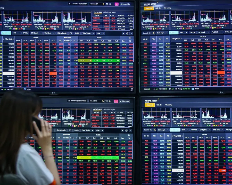 Investor watching a Vietnamese stock trading board