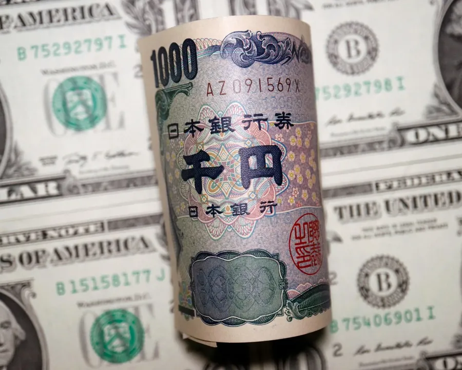 Japanese yen notes next to US dollar bills