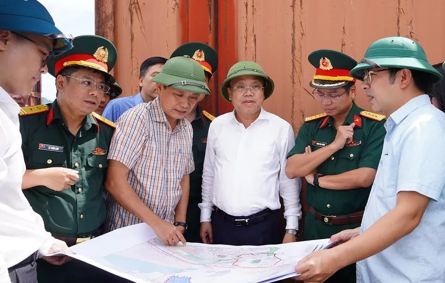 Officials inspecting the Lao Bao border gate area in Quang Tri