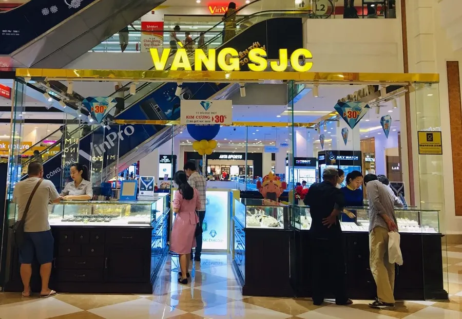 A gold and jewellery shop, one of the sectors in which banks must count corporate clients
