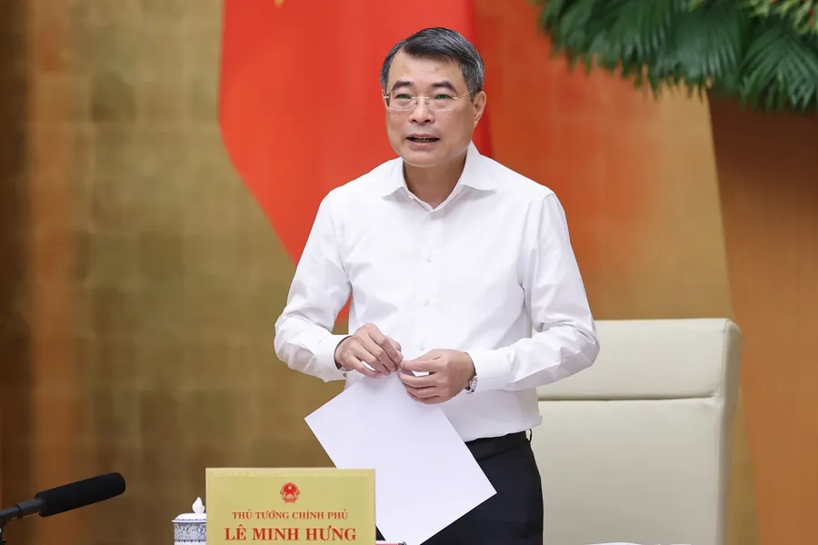 Prime Minister Lê Minh Hưng speaking at the government meeting