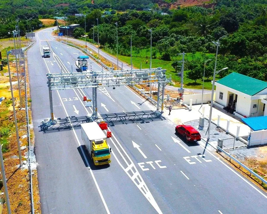 Electronic toll lane on an expressway