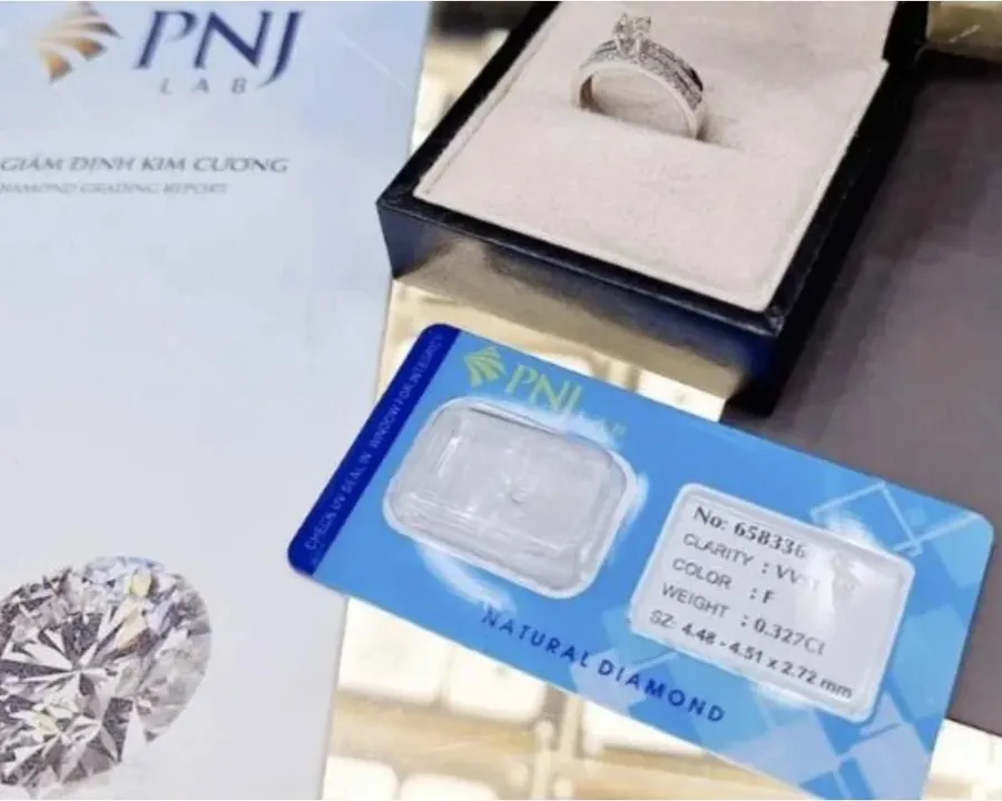 A diamond card and grading report bearing the PNJ Lab brand