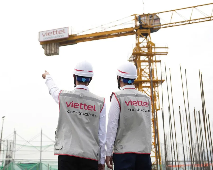 Viettel Construction workers at a broadcast tower site