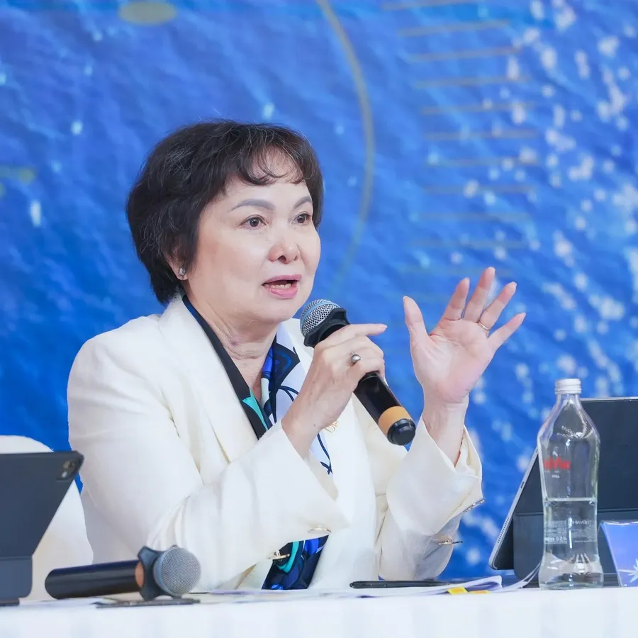 Ms. Cao Thi Ngoc Dung speaking at PNJ's extraordinary shareholder meeting