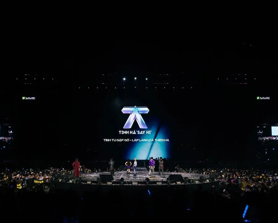 A Tinh Hà Say Hi show with a large stage and audience, representing the second-half concert season