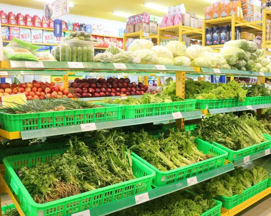 Produce aisle in a Bách Hóa Xanh store