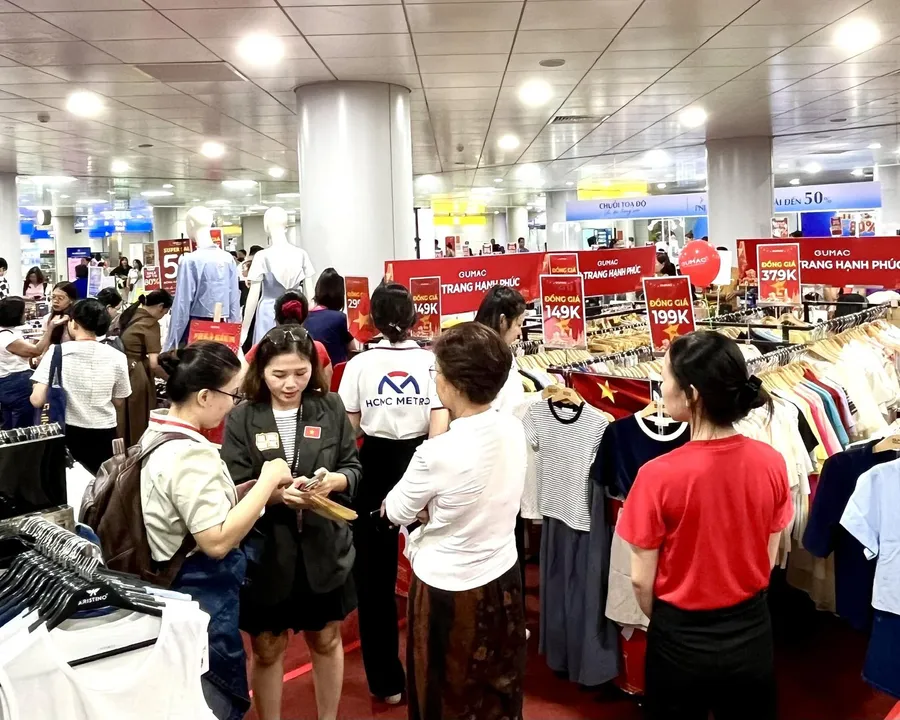 Crowded clothing sale, a peak selling season
