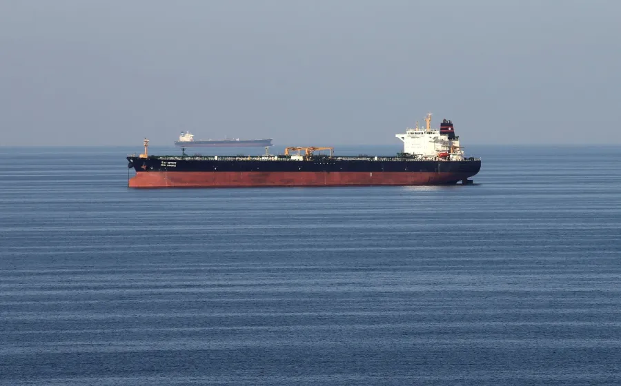 Tàu chở dầu tại eo biển Hormuz — tuyến vận tải dầu mỏ quan trọng nhất thế giới