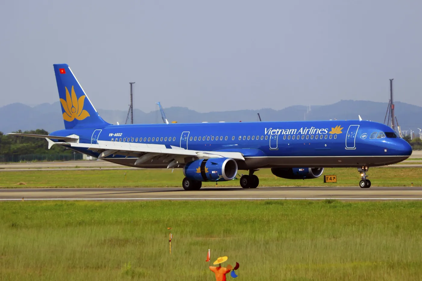 HVN or VJC — Who Survives the Jet Fuel Price Storm?