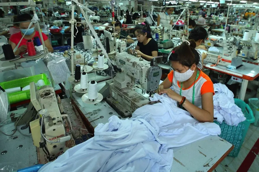 Nhà máy dệt may Việt Nam — ngành xuất khẩu chủ lực đang chịu áp lực lớn từ cước vận tải