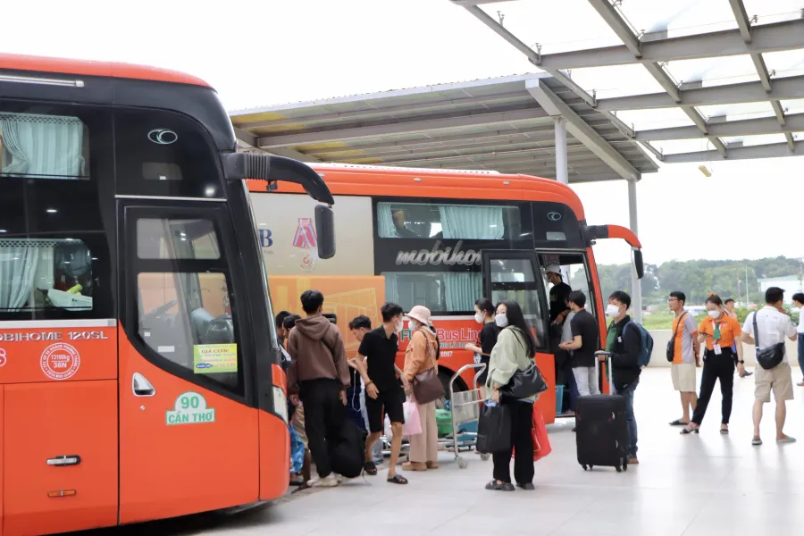 Hành khách tại bến xe khách chờ xe liên tỉnh