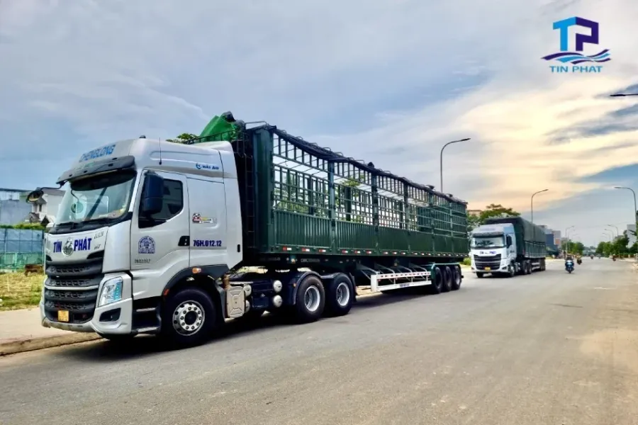 Xe tải chở hàng trên đường cao tốc Việt Nam