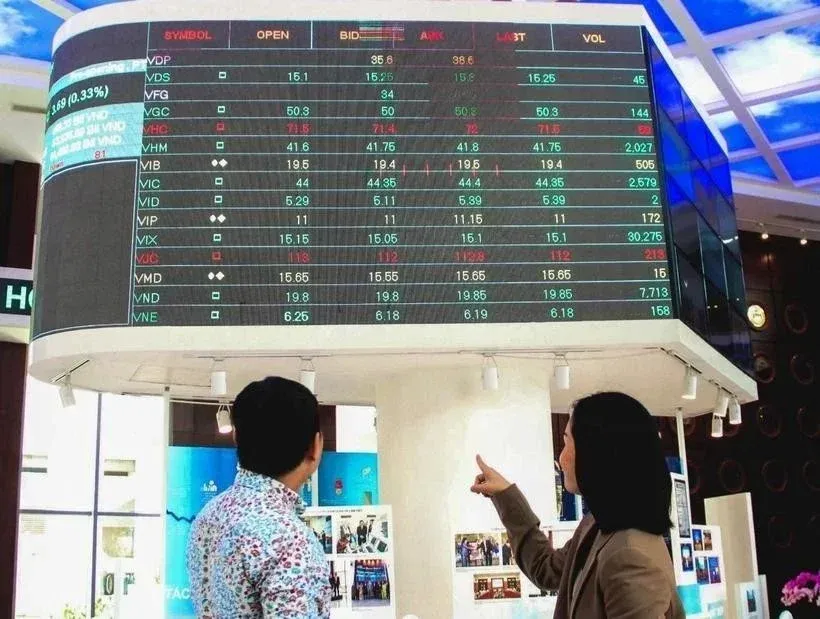 Nhà đầu tư theo dõi bảng giá trên sàn chứng khoán Việt Nam