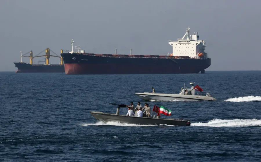 Tàu quân sự Iran tuần tra gần tàu chở dầu tại eo biển Hormuz
