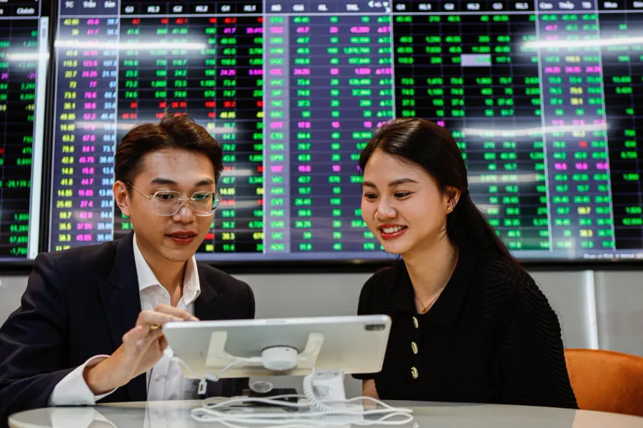 Nhà đầu tư theo dõi bảng giá chứng khoán