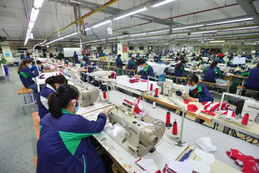 Công nhân dệt may Việt Nam trong dây chuyền sản xuất hàng xuất khẩu
