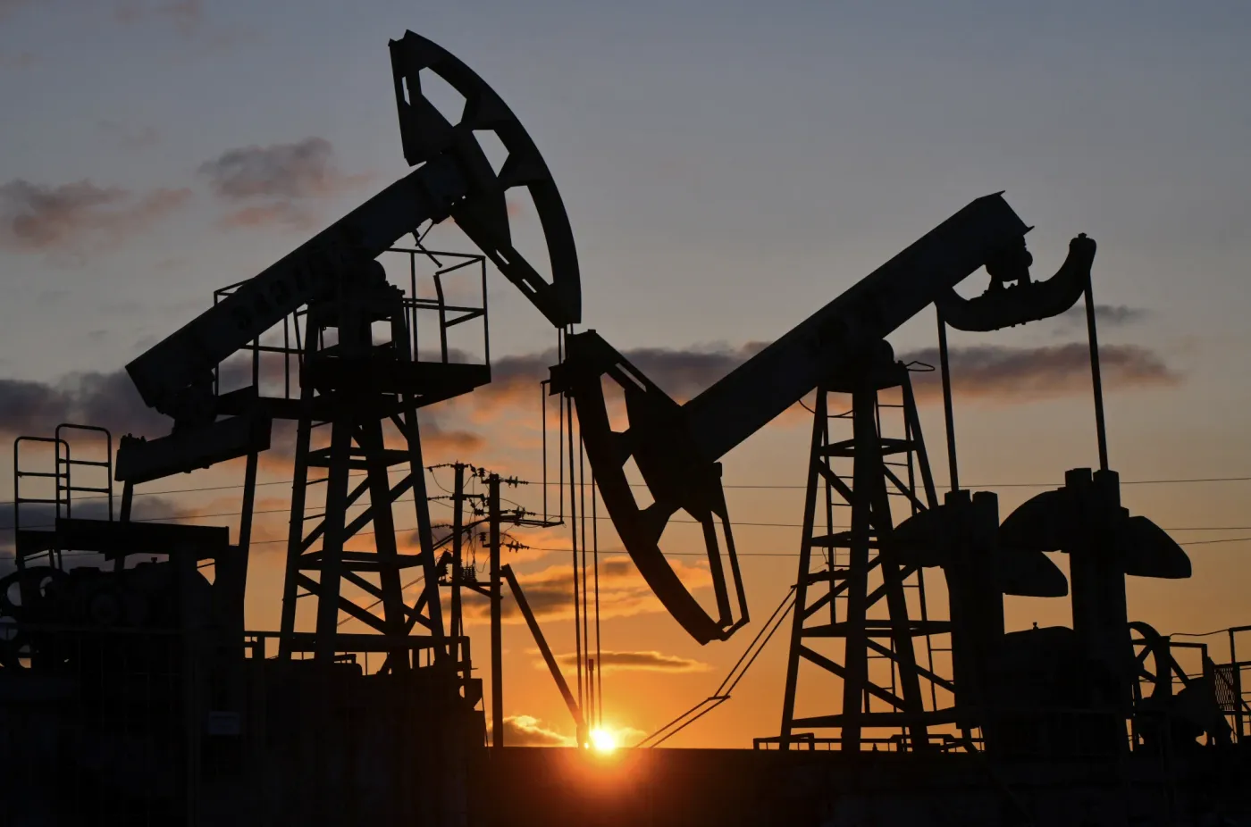 Brent Drops 16%: Five Things Vietnamese Investors Need to Know