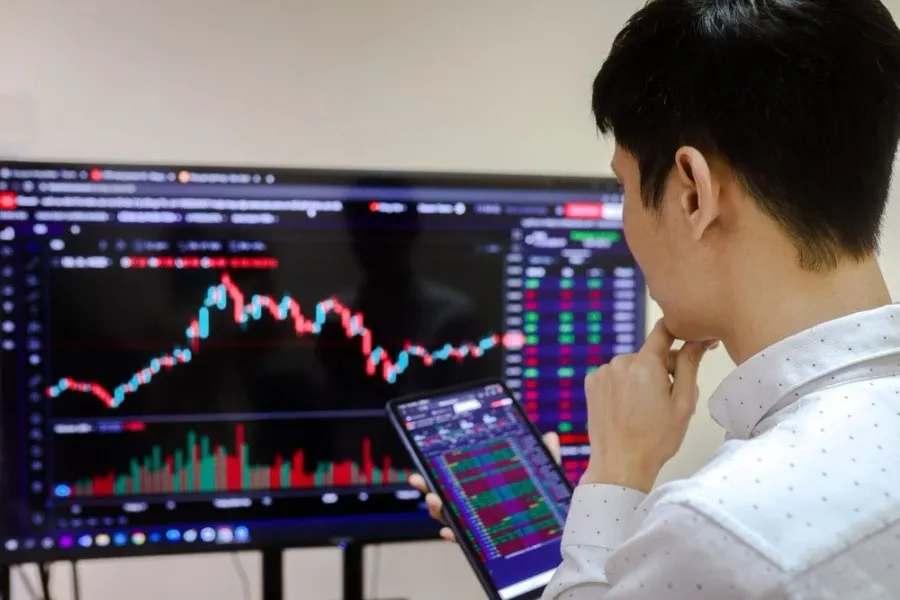 Nhà đầu tư cá nhân trước bảng điện chứng khoán