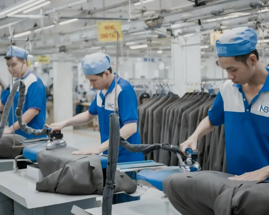 Công nhân dệt may Việt Nam trong xưởng sản xuất